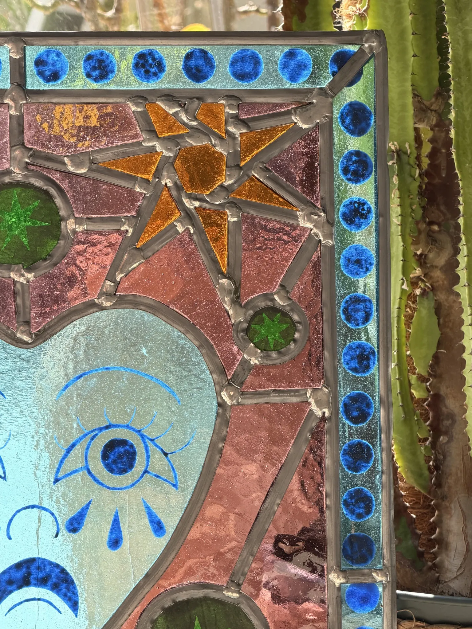 Détail d'un vitrail en lumière