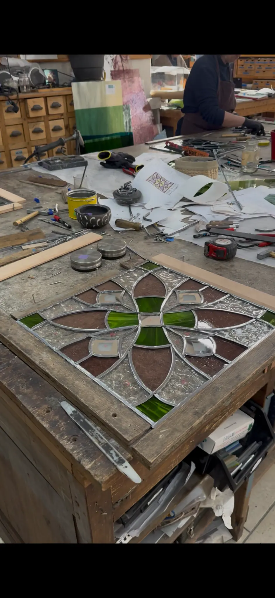 Travail artisanal d’un vitrail dans un atelier
